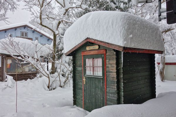 雪の中の作業小屋