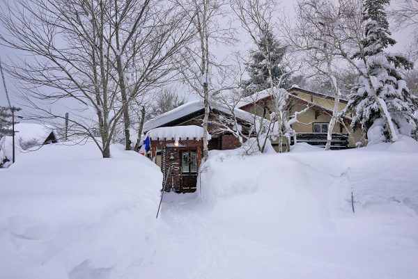 雪に埋もれたペンション